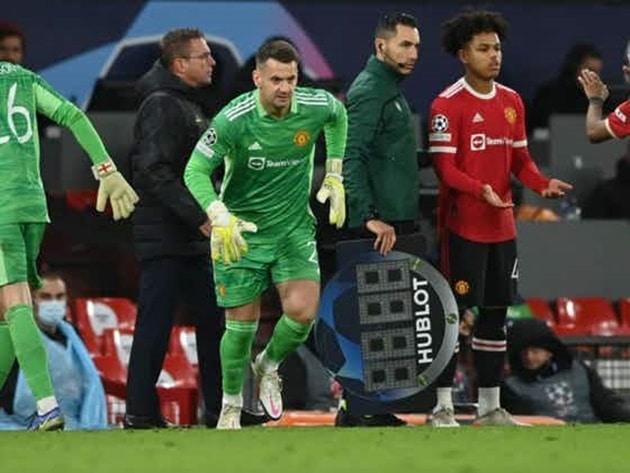 Bruno Fernandes congratulates Tom Heaton - Bóng Đá