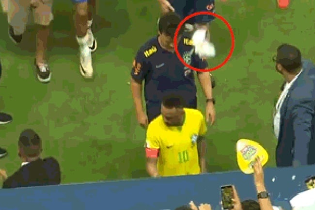 Neymar bị ném bắp - Bóng Đá