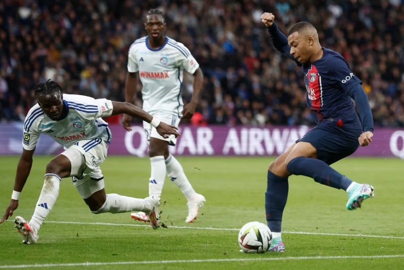 Mbappe (phải) đi bóng trong trận đấu RC Strasbourg tại Ligue I ngay 21/10 trên sân Parc des Princes. Ảnh: Reuters