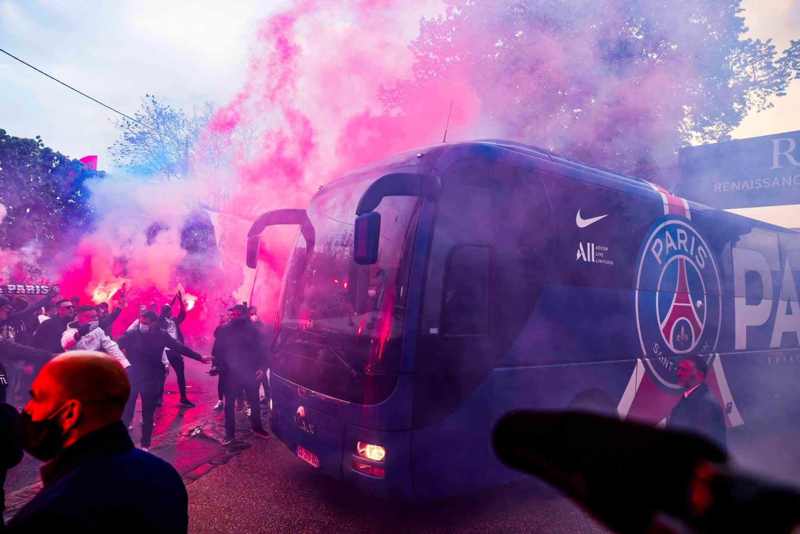 Chùm ảnh CĐV PSG đốt pháo chào đón Man City - Bóng Đá