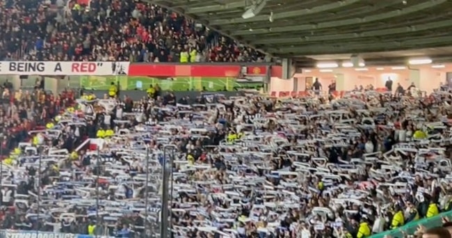 Man Utd pays tribute to Sir Bobby Charlton before Champions League clash - Bóng Đá