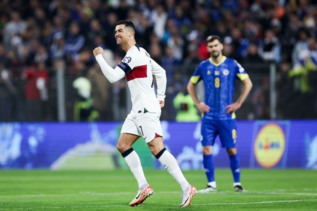 Shocking moment furious Cristiano Ronaldo is hurt by pitch invader trying to take selfie during Portugal clash - Bóng Đá