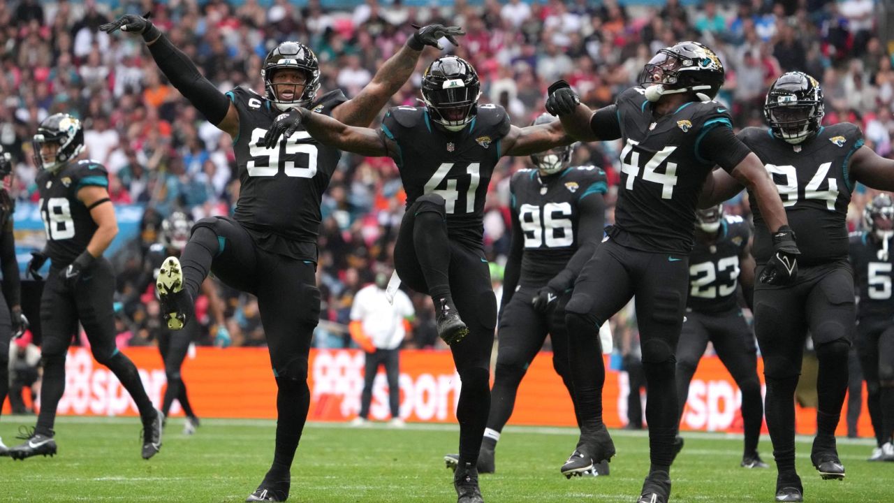 ngày 1 tháng 10 năm 2023; London, Vương Quốc Anh; Hàng phòng ngự của Jacksonville Jaguars Roy Robertson-Harris (95), hậu vệ Josh Allen (41) và hậu vệ Travon Walker (44) ăn mừng trước Atlanta Falcons trong hiệp một trong trận đấu NFL International Series tại Sân vận động Wembley. Tín dụng bắt buộc: Kirby Lee-USA Thể thao HÔM NAY