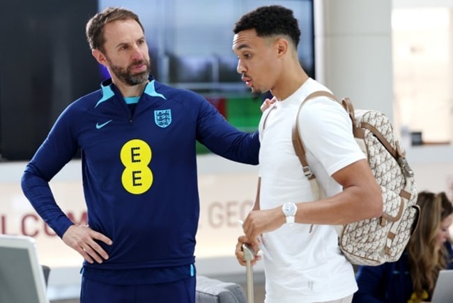 Bukayo Saka arrives for England duty - Bóng Đá