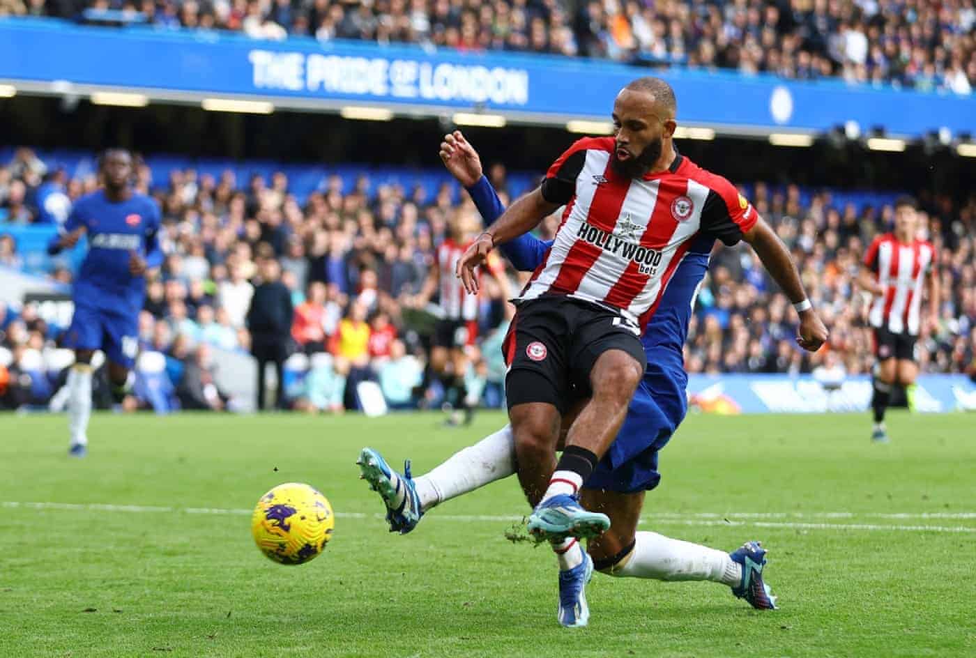 Mbeumo trong pha làm bàn ấn định thắng lợi 2-0 cho Brentford trước Chelsea ở vòng 10 Ngoại hạng Anh trên sân Stamford Bridge, London ngày 28/10. Ảnh: Reuters