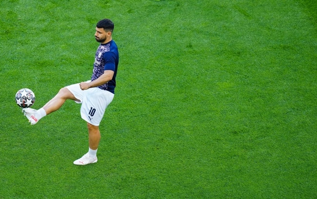 Manchester City duo arrive in Barcelona ahead of finalizing their transfers - Bóng Đá