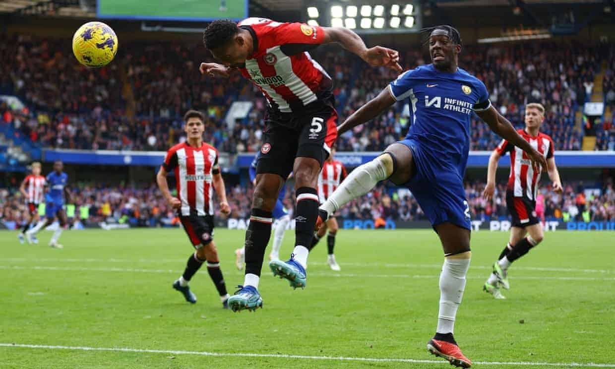 Pinnock đành đầu ghi bàn mở tỷ số cho Brentford trong trận thắng Chelsea 2-0 ở vòng 10 Ngoại hạng Anh trên sân Stamford Bridge, London ngày 28/10. Ảnh: Reuters