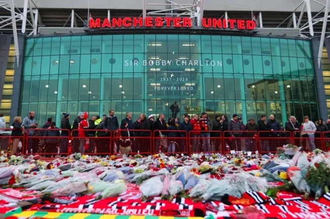 Man Utd pays tribute to Sir Bobby Charlton before Champions League clash - Bóng Đá