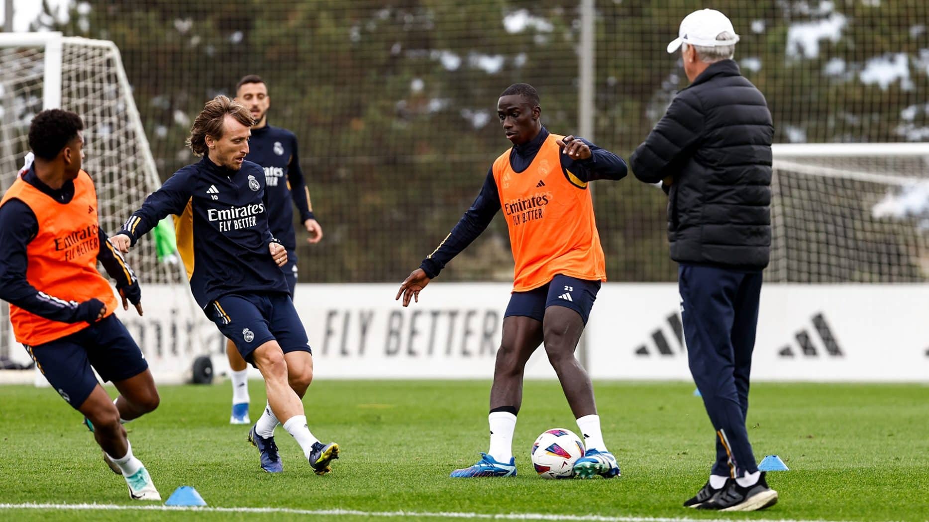 HLV Ancelotti chứng kiến các cầu thủ Real đá tập ngày 27/10. Ảnh: realmadrid.com