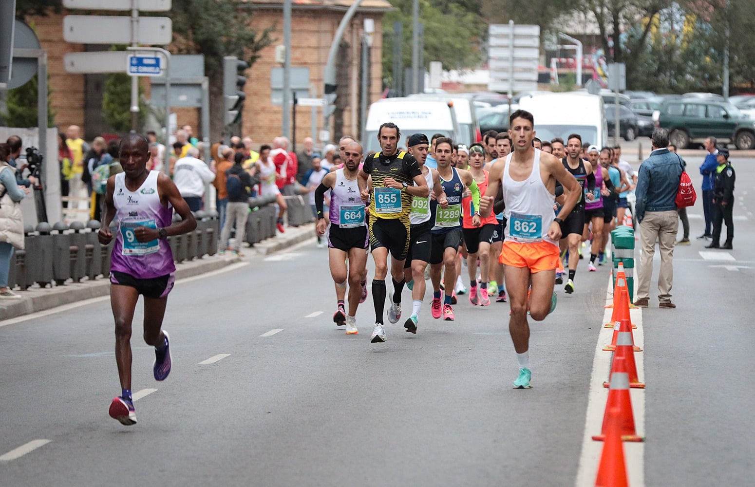 Massat (bib số 862) chạy sau Kariuki (trái) trong phần lớn thời gian cuộc thi Quixote Half Marathon 2023 ngày 22/10. Ảnh: Quixote Half Marathon