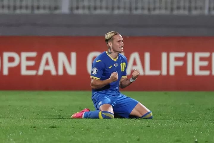 Mudryk mừng bàn trong trận Ukraine thắng Malta 3-1 hôm 17/10. Ảnh: AP