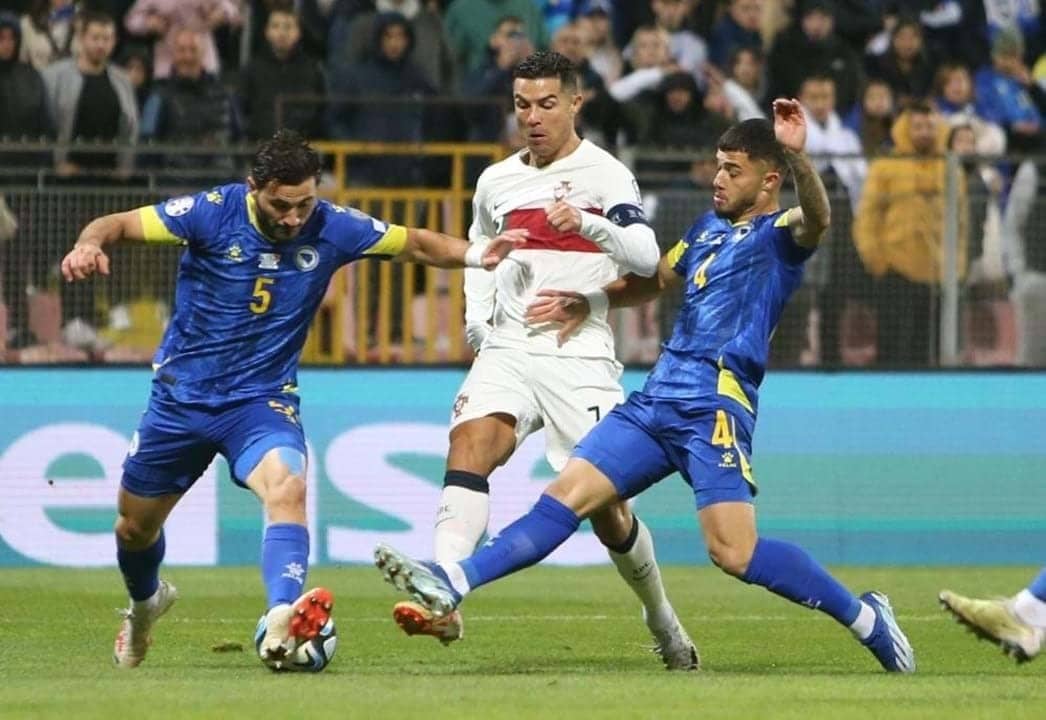 Ronaldo đi bóng trong trận thắng Bosnia 5-0 tại vòng loại Euro 2024 ngày 17/10. Ảnh: Reuters