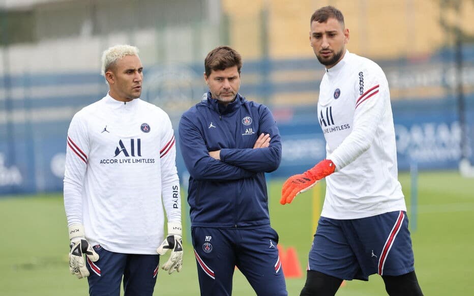 Pochettino (giữa) trong một buổi tập của PSG bên cạnh Navas (trái) và Donnarumma. Ảnh: Le Parisien