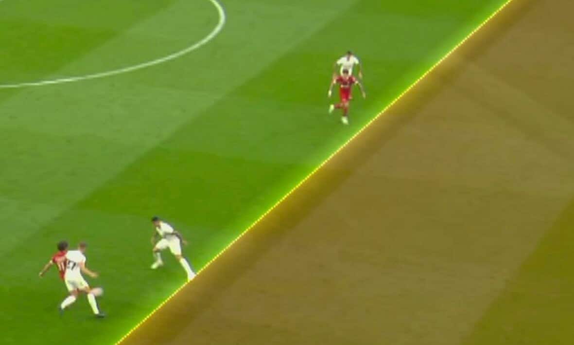 nhưng đường kẻ của beIN Sports cho thấy Diaz (áo đỏ, phía trên) chưa việt vị. Ảnh:chụp màn hình