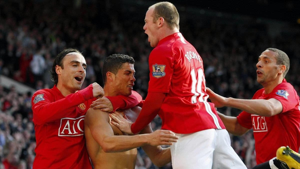 Berbatov (trái) chia vui với Ronaldo sau một bàn thắng của tiền đạo Bồ Đào Nha cho Man Utd ở Ngoại hạng Anh mùa 2008-2009. Ảnh: Reuters