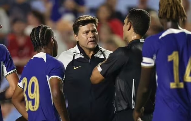 Chelsea boss Mauricio Pochettino runs onto pitch to confront referee in angry exchange - Bóng Đá