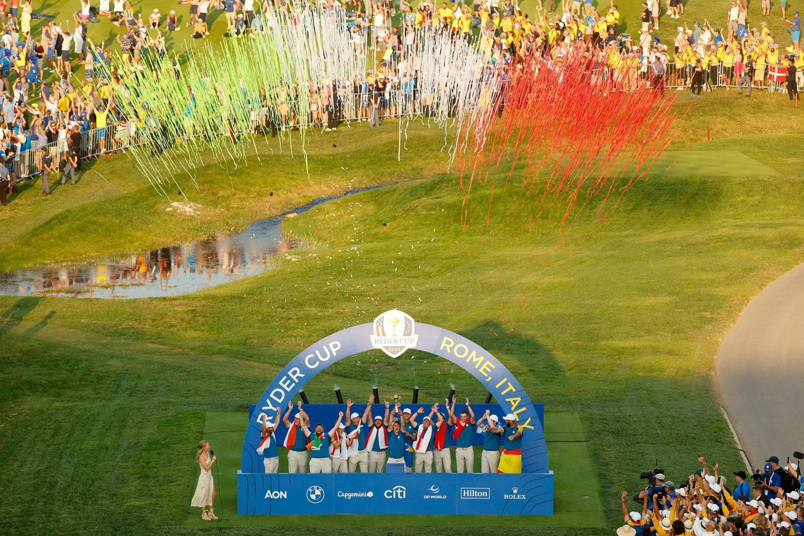 Khoảnh khắc đội tuyển châu Âu nâng Ryder Cup 2023 trên sân Marco Simone ngày 1/10. Ảnh: Ryder Cup