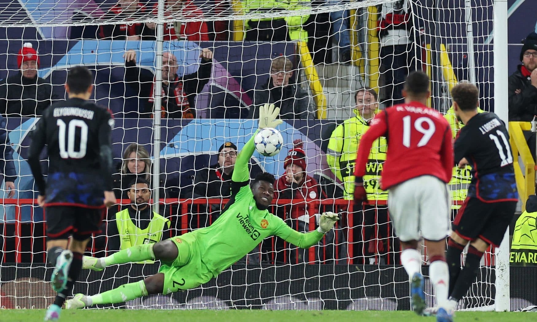 Onana trong pha cản phá phạt đền cuối trận Man Utd thắng Copenhagen 1-0 ở lượt ba bảng A Champions League trên sân Old Trafford, Manchester ngày 24/10. Ảnh: X / manutd