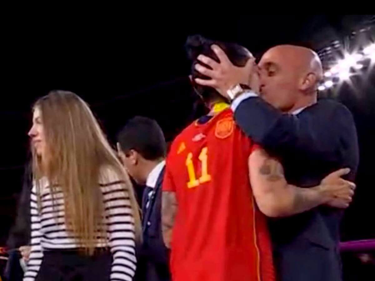 Rubiales (phải) cưỡng hôn Hermoso trong lễ trao HC vàng World Cup nữ 2023. Ảnh: Youtube