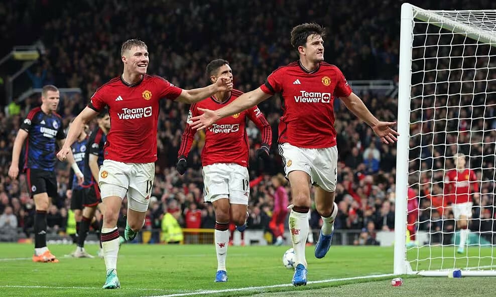 Maguire (phải) mừng bàn duy nhất trận đấu. Ảnh: UEFA