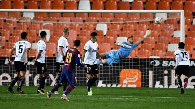 Lionel Messi is the first player to score a direct free kick goal & miss a penalty shot both in a single #LaLiga away - Bóng Đá