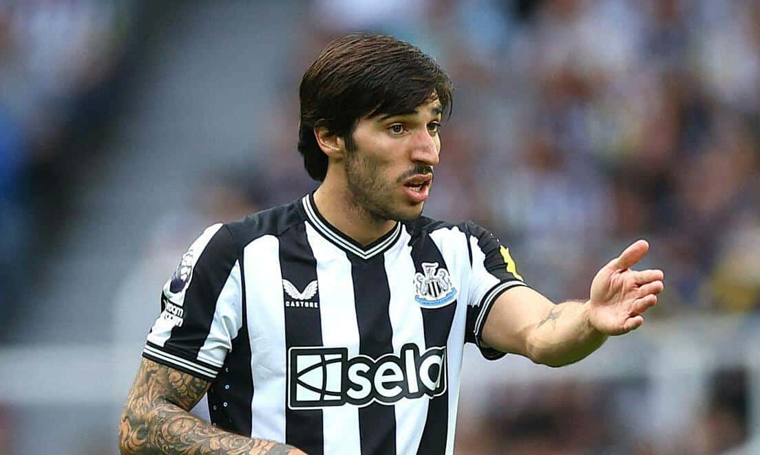 Sandro Tonali trong một trận cho Newcastle ở Ngoại hạng Anh 2023-2024. Ảnh: Reuters