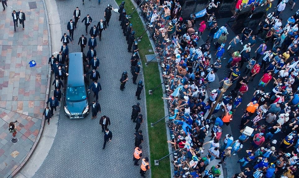 Hàng nghìn người xếp hàng dài tiễn đưa Diego Maradona về nơi an nghỉ cuối cùng - Bóng Đá