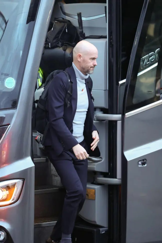 Man Utd board train ahead of Fulham clash - Bóng Đá