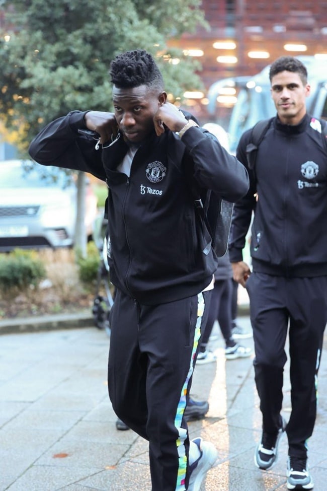 Man Utd board train ahead of Fulham clash - Bóng Đá