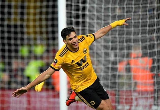 Raul Jimenez sees Wolves team-mates for first time since horror fractured skull as striker visits training ground - Bóng Đá