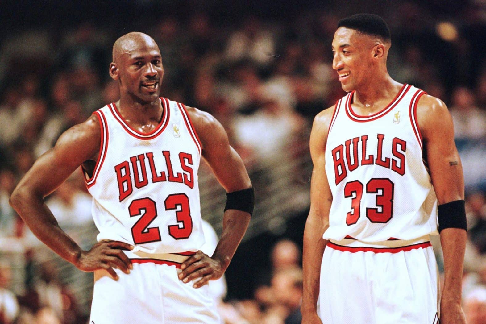 Michael Jordan (trái) và Scottie Pippen thời còn sát cánh cùng nhau ở Chicago Bulls. Ảnh: FOX