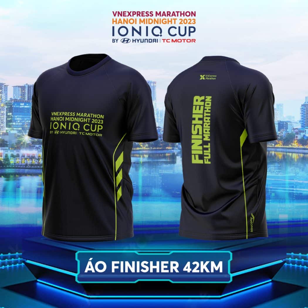 Áo finisher 42km có màu navy kết hợp xanh neon.