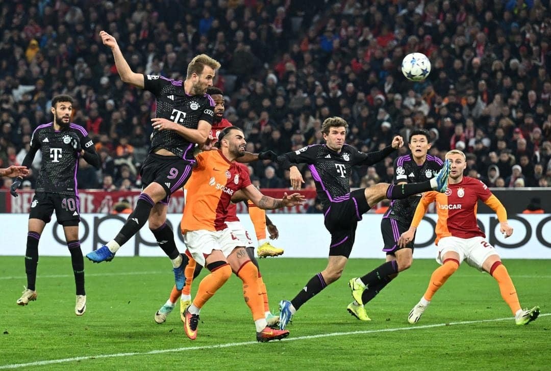 Kane (số 9) bật cao đánh đầu ghi bàn mở tỷ số ở phút 80 trận tiếp đón Galatasaray. Ảnh: Reuters