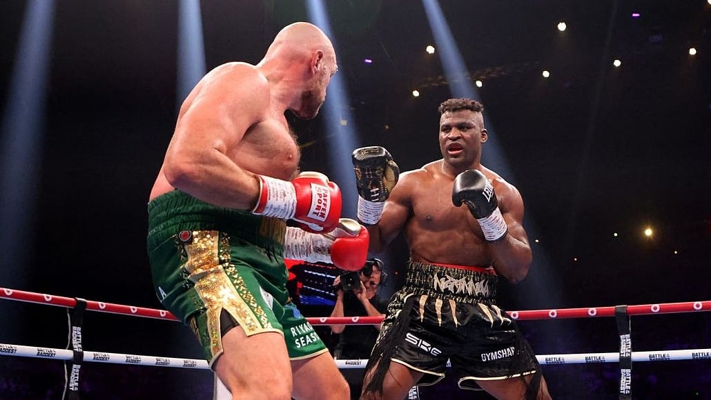 Ngannou (phải) trong trận đánh với Fury trên võ đài Boulevard Hall, Riyadh tối 28/10. Ảnh: Reuters