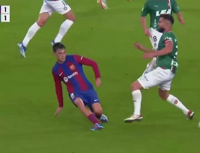 Barcelona left furious as studs-up challenge on Pedri goes unpunished during Alaves victory - Bóng Đá