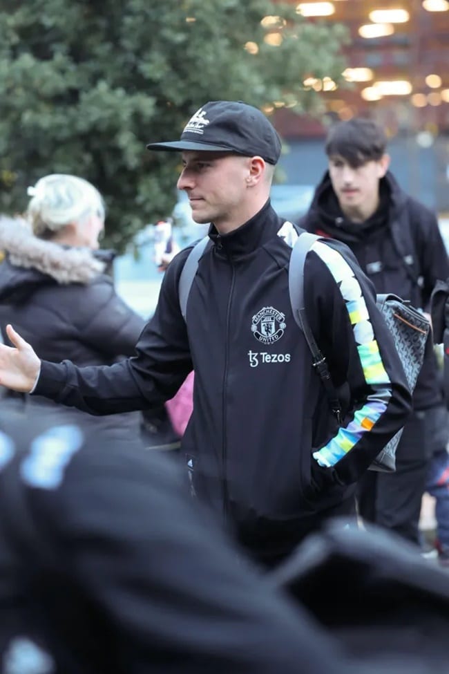 Man Utd board train ahead of Fulham clash - Bóng Đá