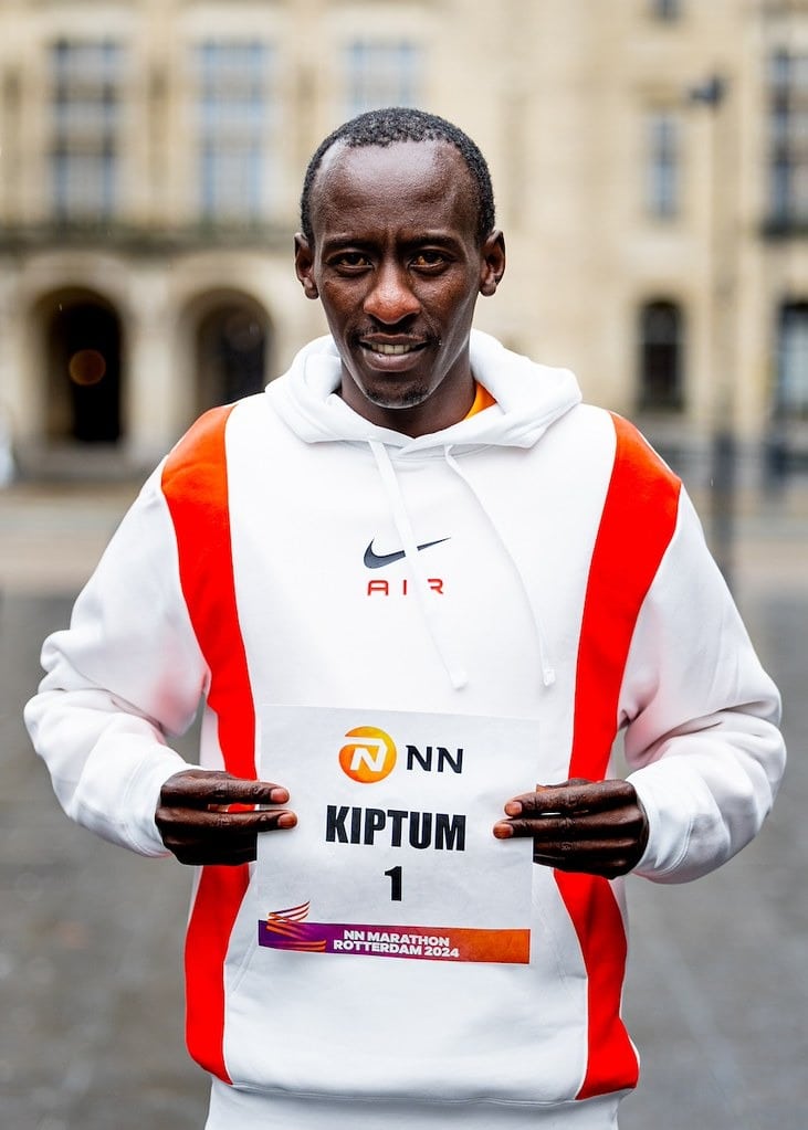 Kiptum nhận bib số 1 trong cuộc họp báo công bố anh dự Rotterdam Marathon 2024. Ảnh: hardloopnieuws.nl