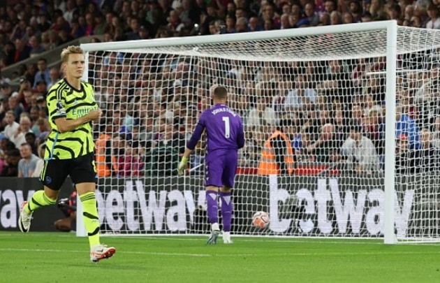 ‘INTERESTING’: MICHAEL OWEN REACTS TO BUKAYO SAKA’S ACTIONS WHILST ARSENAL’S PENALTY WAS CHECKED - Bóng Đá