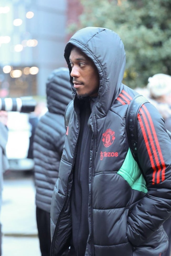 Man Utd board train ahead of Fulham clash - Bóng Đá