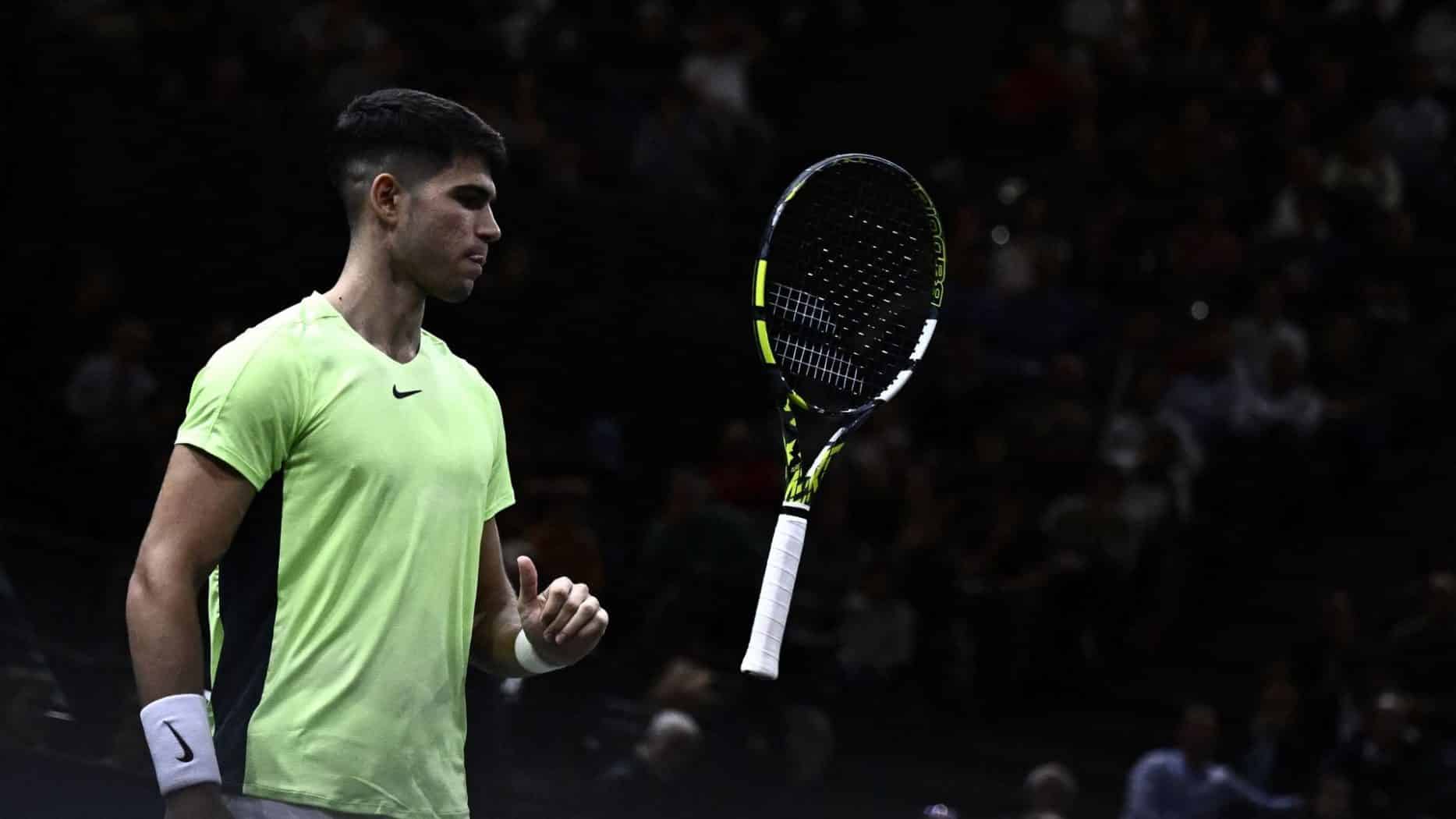 Alcaraz thất vọng ném vợt sau một pha đánh hỏng. Ảnh: ATP