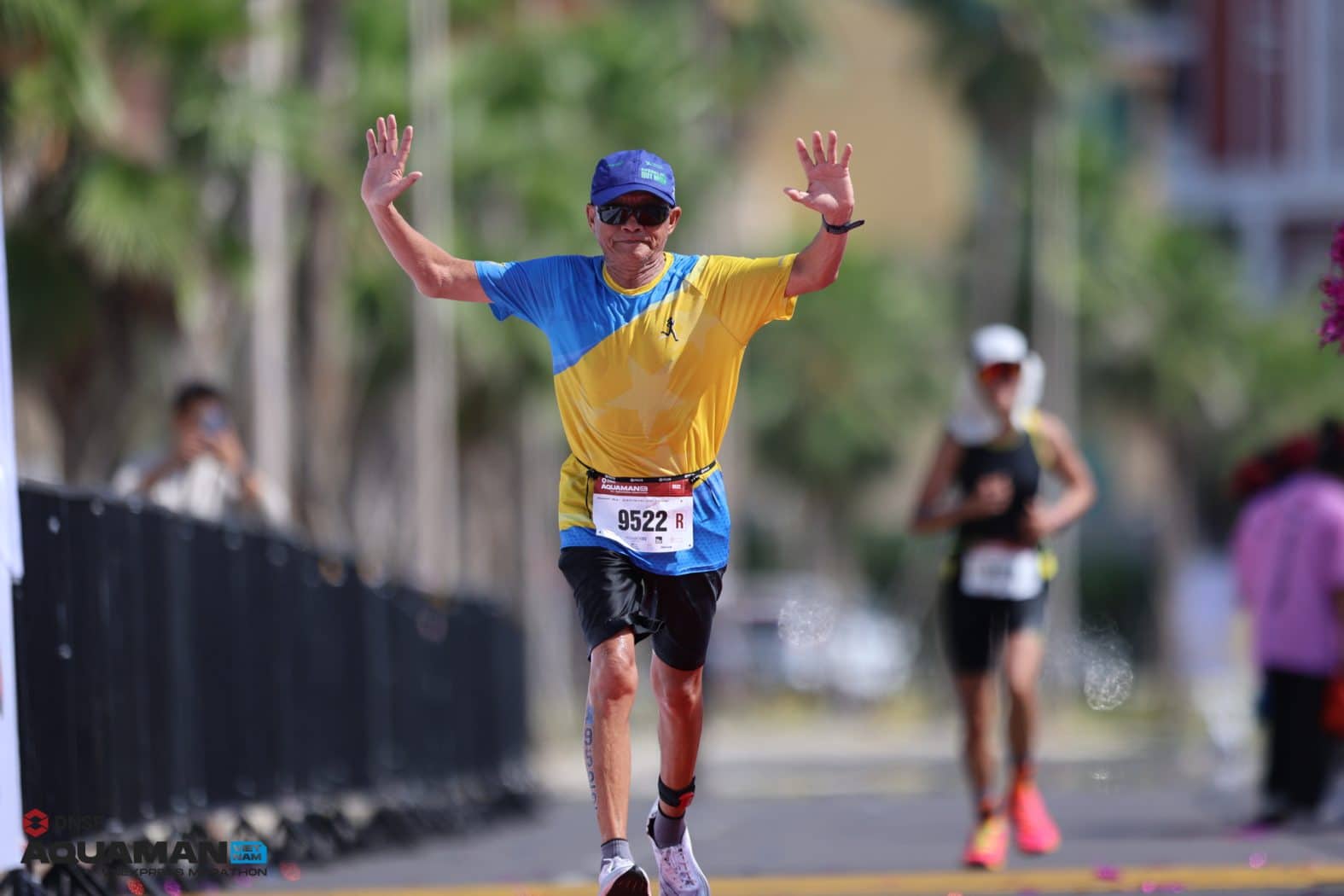 Ông Lương ăn mừng khi sắp cán đích. Ảnh: AV