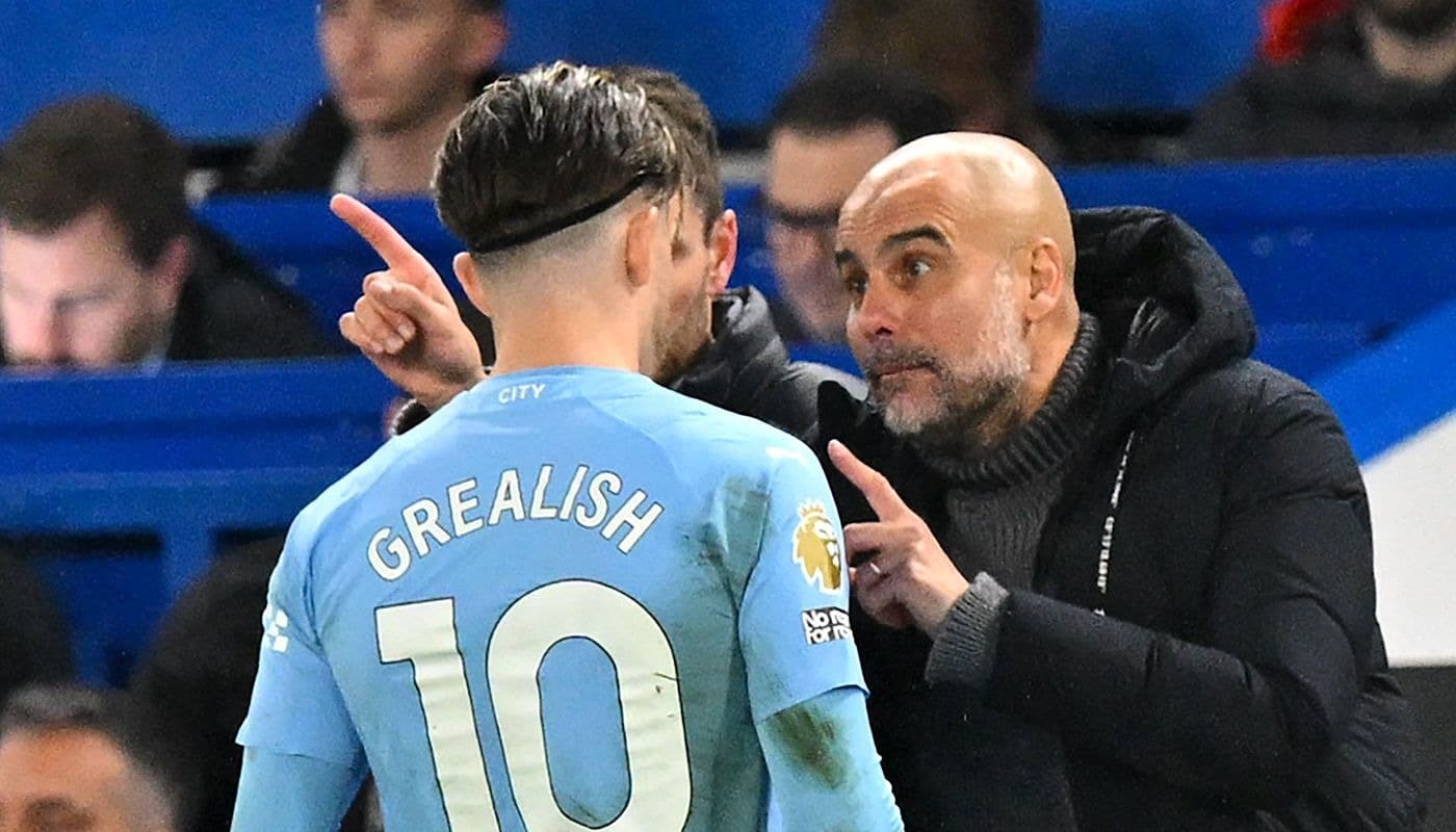 HLV Guardiola gọi Grealish vào để nhắc nhở về việc bảo vệ sai khoảng trống khi phòng ngự. Ảnh: AFP