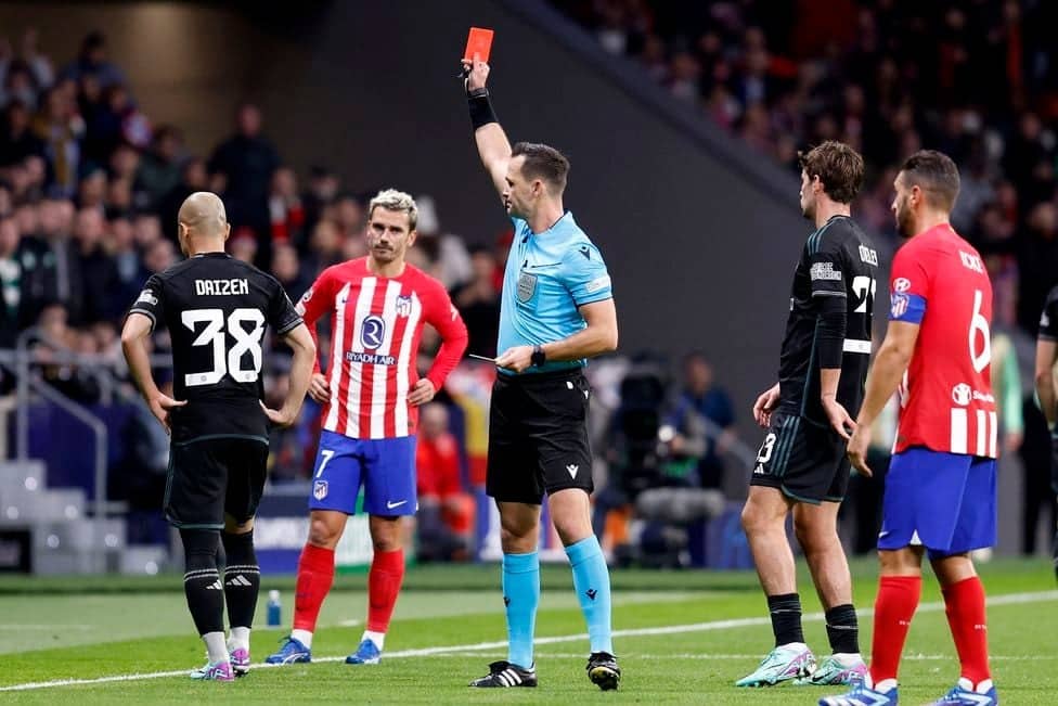 Tiền đạo Nhật Bản của Celtic Daizen Maeda lĩnh thẻ đò trực tiếp trong trận thua chủ nhà Atletico Madrid 0-6 ở lượt bốn bảng E Champions League ngày 7/11. Ảnh: AS