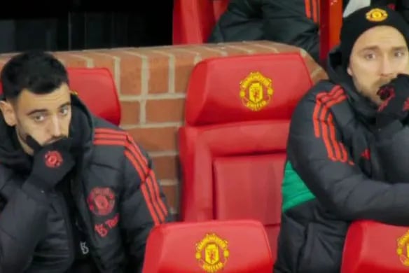 Vẻ ủ rũ của Fernandes và Eriksen trên ghế dự bị Man Utd trong trận thua Newcastle ở Cup Liên đoàn tối 1/11, trên sân Old Trafford. Ảnh: Sky Sports