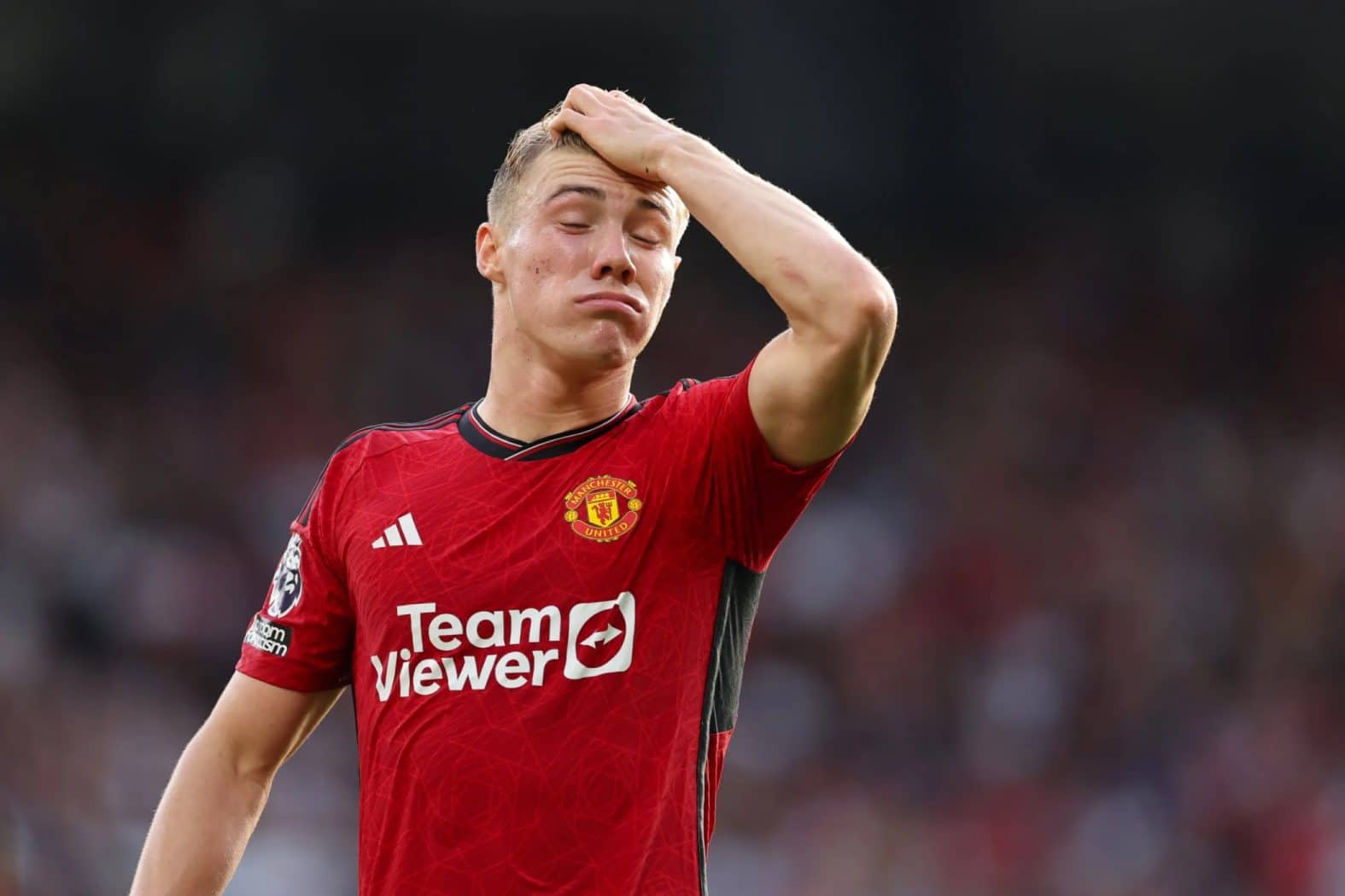 Hojlund chán nản trước khi bị thay ở phút 79, trong trận Man Utd thắng Fulham 1-0 ở vòng 11 Ngoại hạng Anh hôm 4/11, trên sân Craven Cottage. Ảnh: AMA