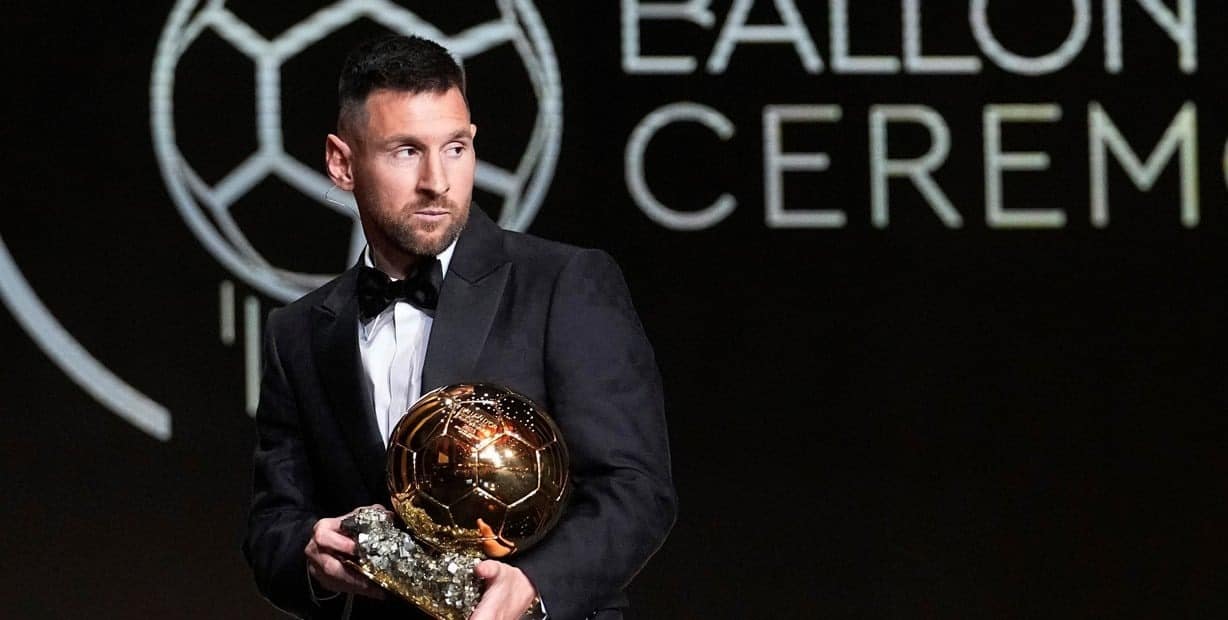 Messi rời sân khấu sau khi nhận Quả Bóng Vàng 2023 trong buổi Gala tại Paris ngày 30/10. Ảnh: AP