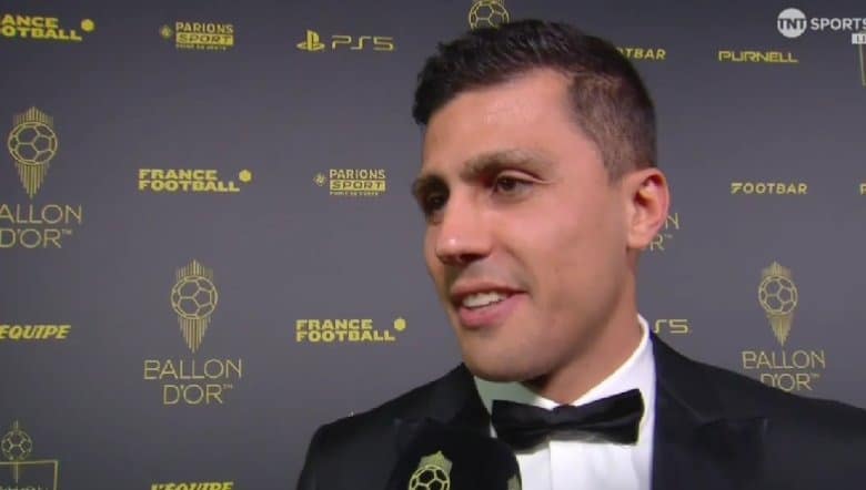 Rodri trả lời phỏng vấn kênh TNT Sports trước khi vào dự Gala trao giải Quả Bóng Vàng tại Paris ngày 30/10. Ảnh chụp màn hình