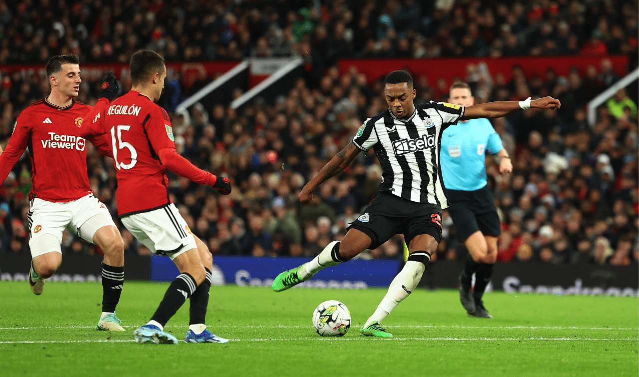 Joe Willock ghi bàn thứ ba cho Newcastle. Ảnh: Reuters