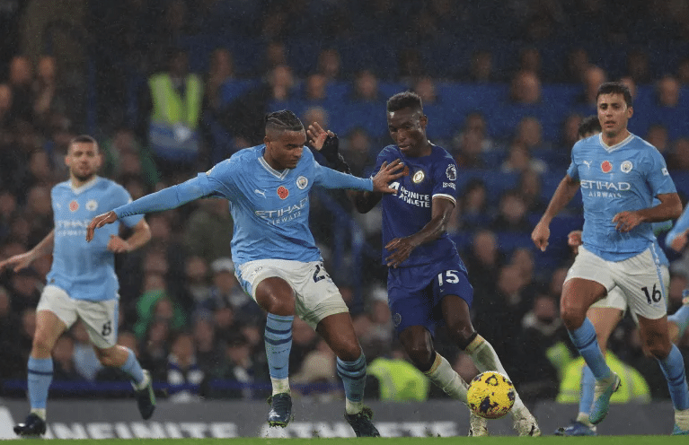 Akanji (trái) và Jackson đều nổ súng trong màn so tài mãn nhãn tại Stamford Bridge. Ảnh: AFP