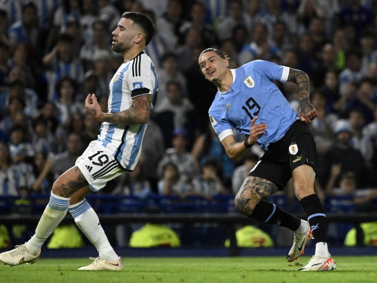 Nunez (phải) vui mừng sau khi dứt điểm thành bàn, ấn định chiến thắng 2-0 cho Uruguay. Ảnh: El Pais
